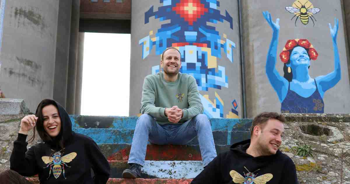Maša, Dario i David ispred Silosa u njihovim duksevima.